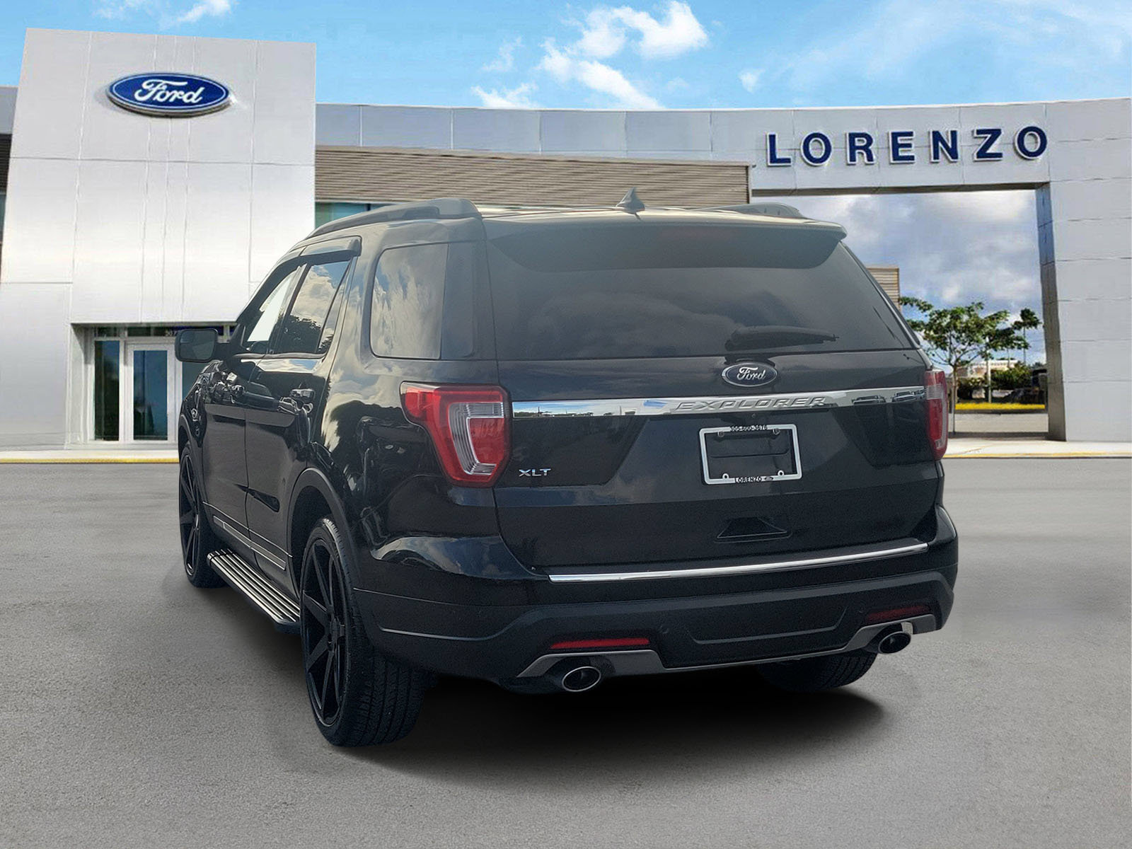 Used 2018 Ford Explorer XLT w/ Equipment Group 202A FWD image 7
