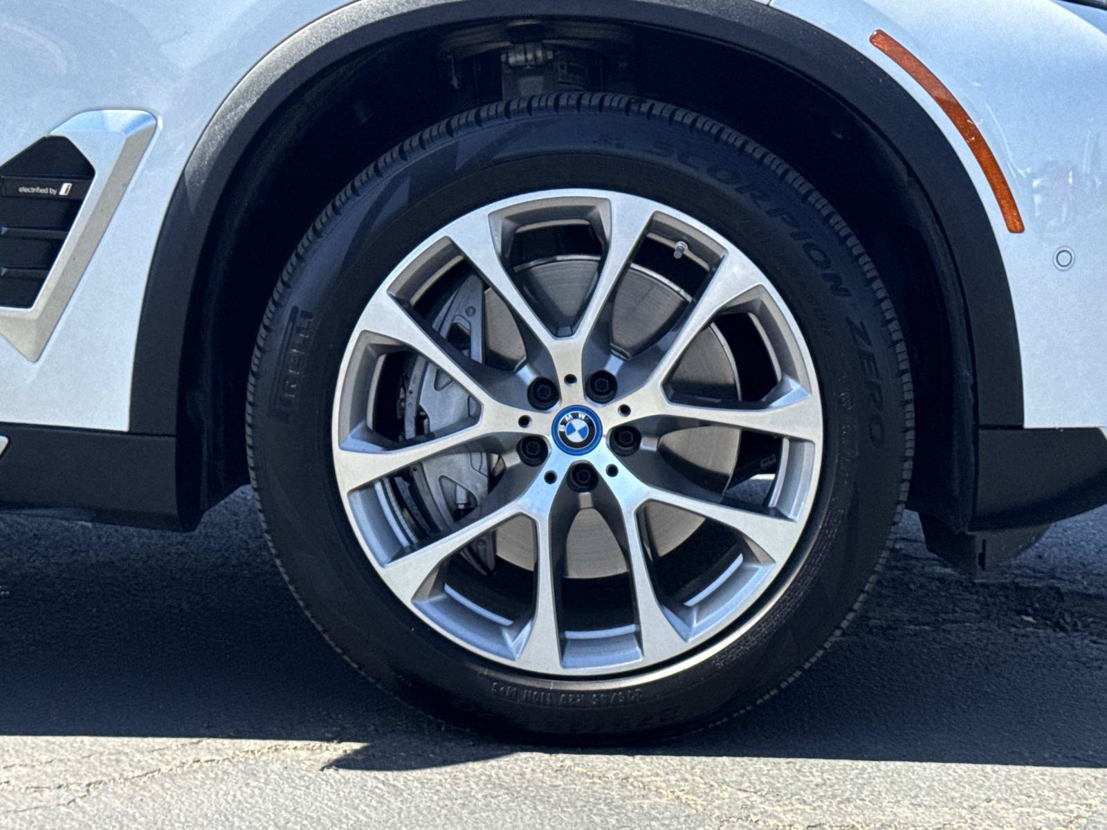 Used 2024 BMW X5 xDrive50e w/ Parking Assistance Package AWD/4WD image 35