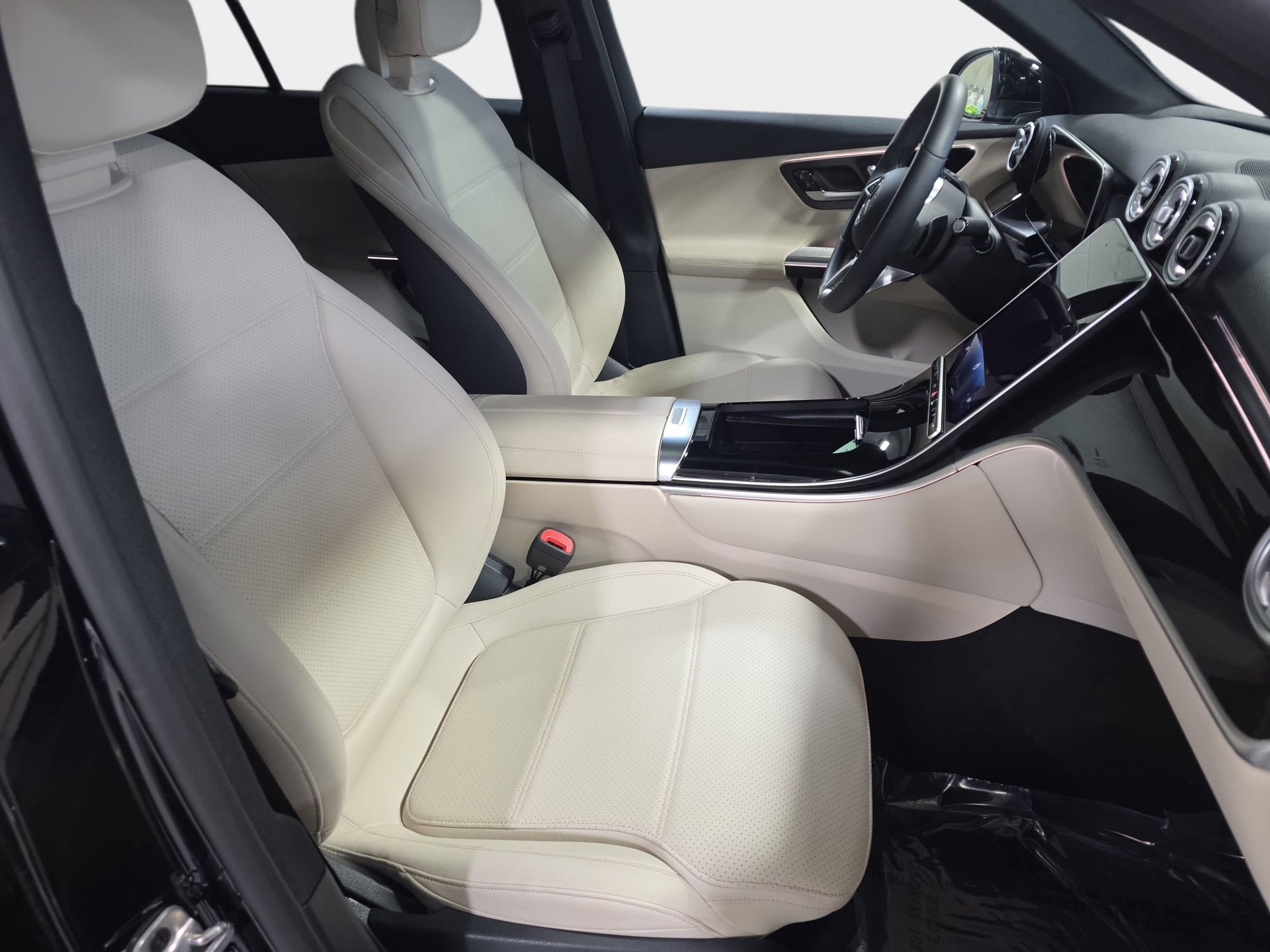 Used 2025 Mercedes-Benz GLC 300 4MATIC image 10