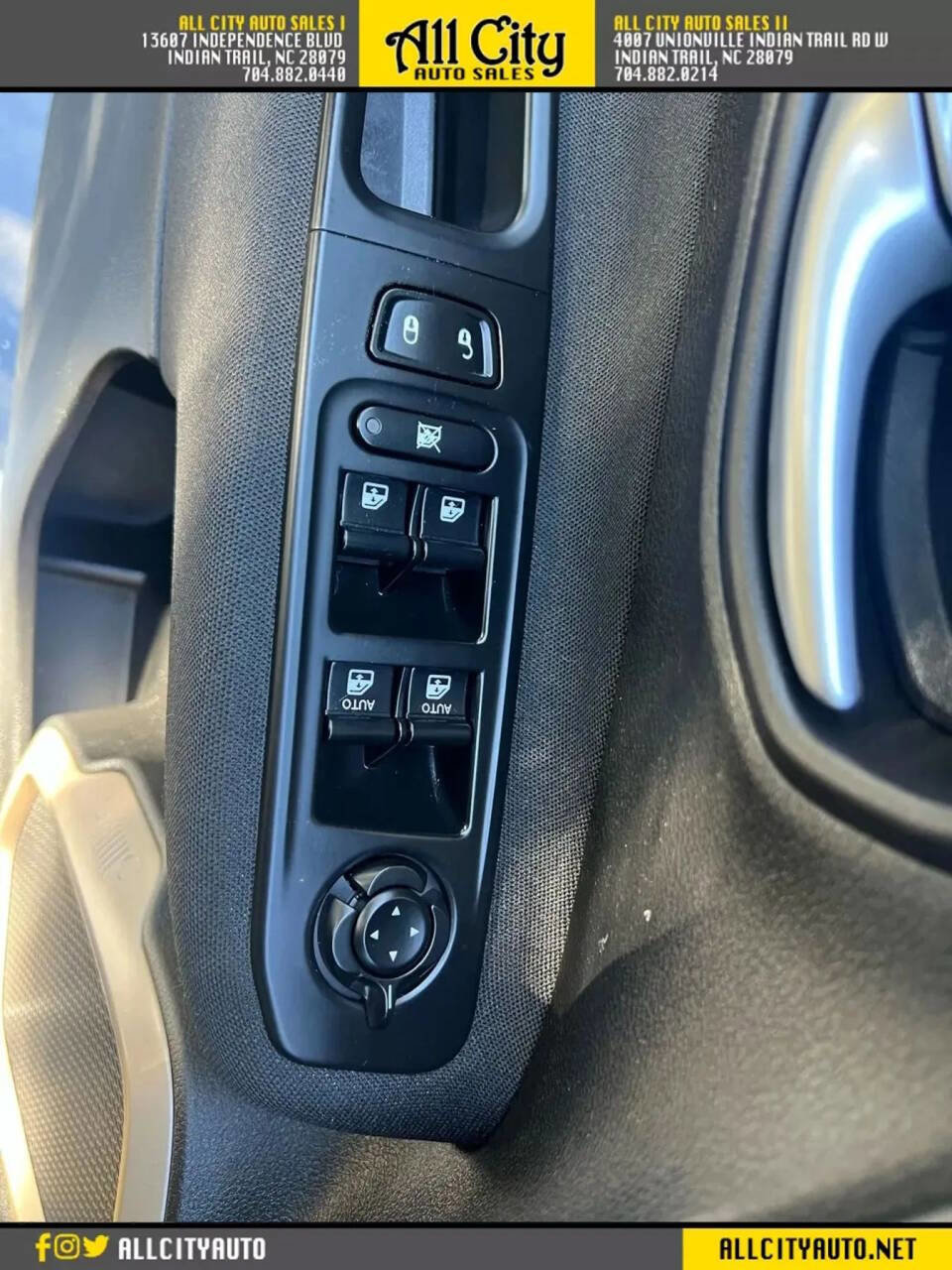 Used 2015 Jeep Renegade Latitude w/ Popular Equipment Group AWD/4WD image 30