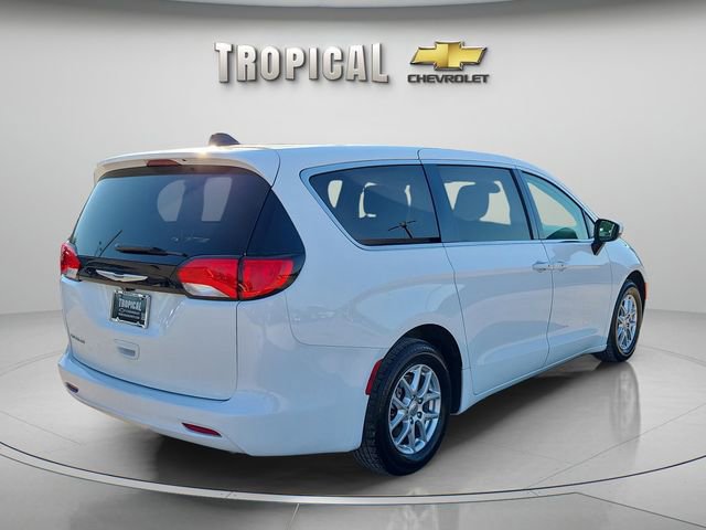 Used 2023 Chrysler Voyager LX FWD image 3