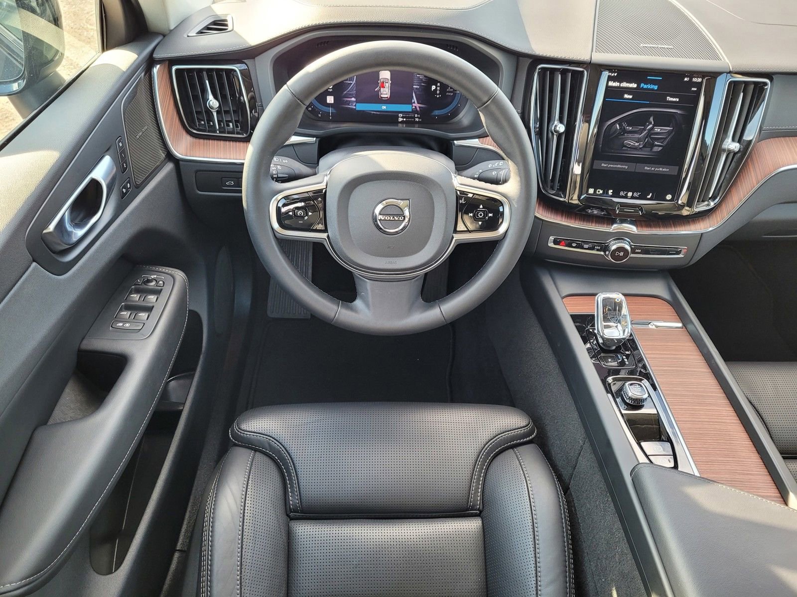 Certified 2024 Volvo XC60 T8 Ultimate w/ Protection Package Premier image 10