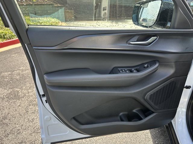 New 2025 Jeep Grand Cherokee Altitude image 10