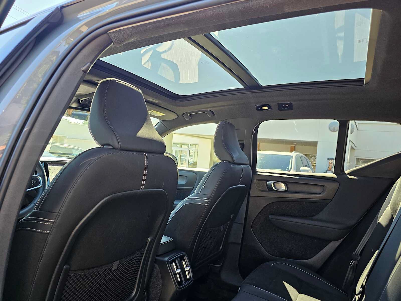 Used 2023 Volvo XC40 Recharge Plus w/ Protection Package Premier AWD/4WD image 20