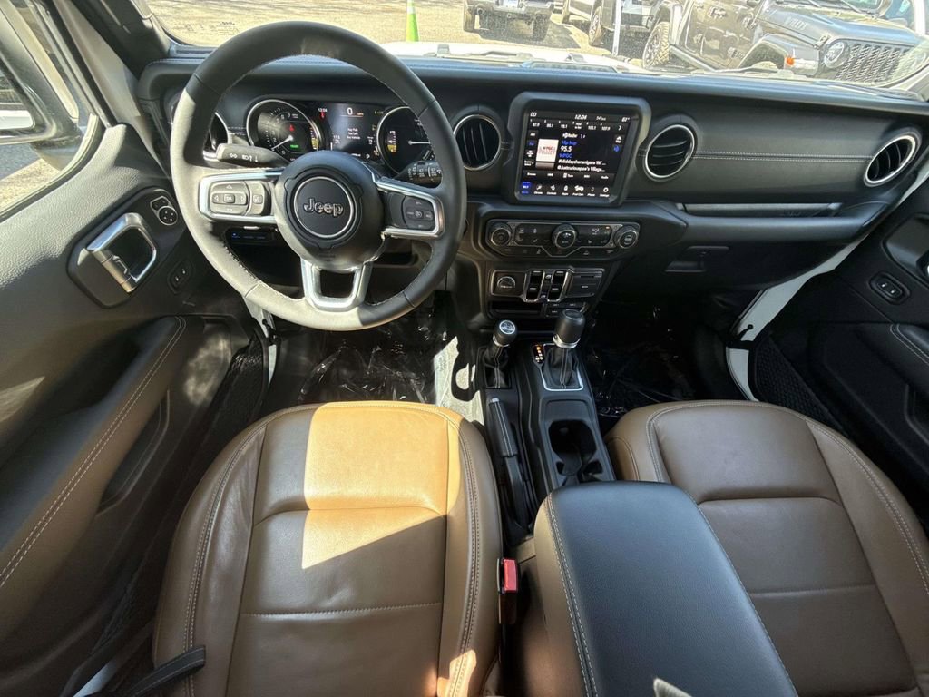 Used 2023 Jeep Wrangler Unlimited Sahara w/ Cold Weather Group image 17