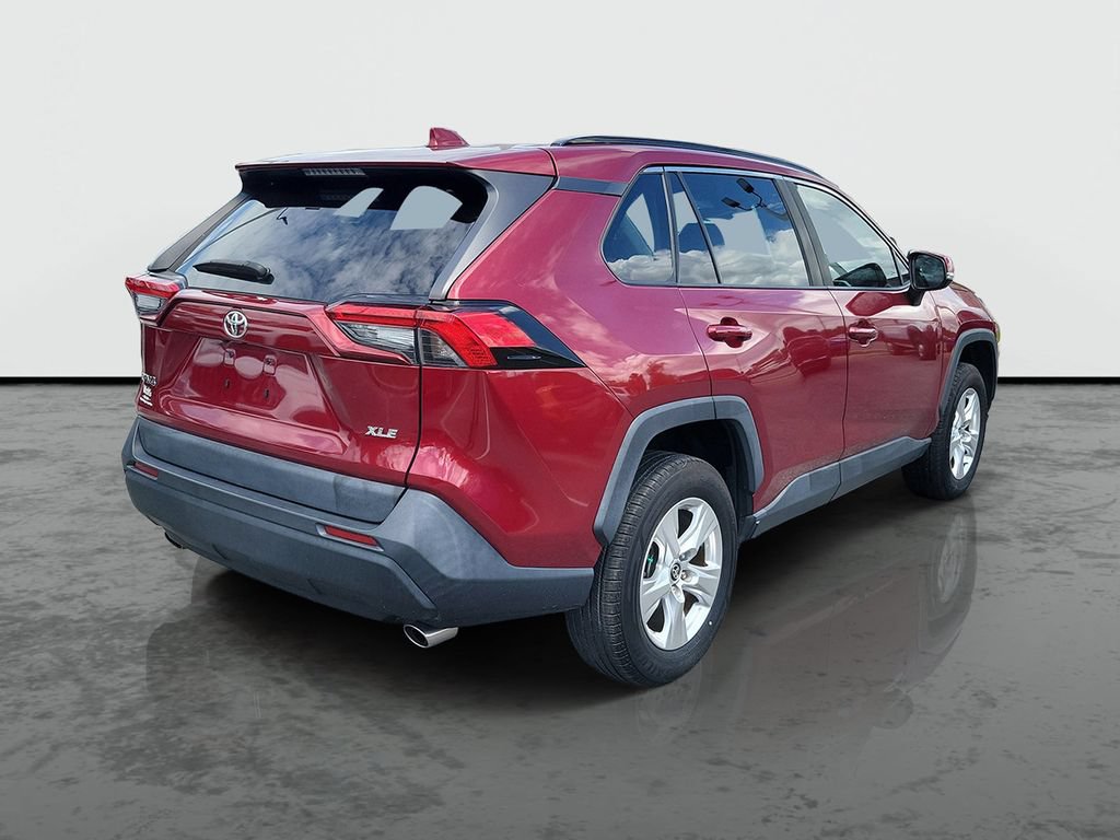 Used 2021 Toyota RAV4 XLE w/ Convenience Package FWD image 2