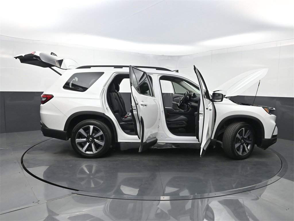 Used 2025 Honda Pilot Touring image 38