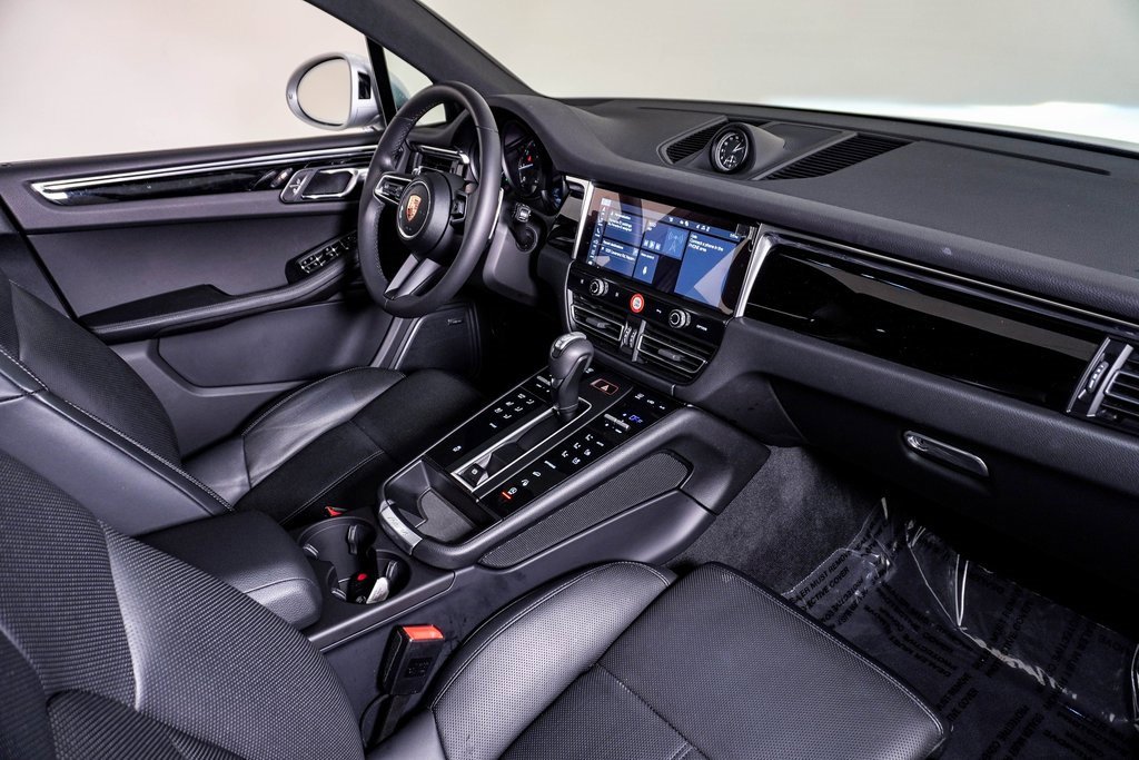 Certified 2025 Porsche Macan image 14