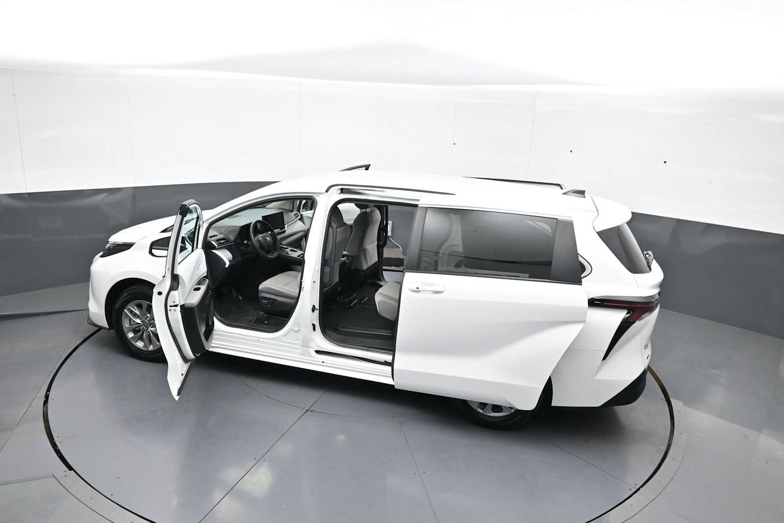 Certified 2025 Toyota Sienna LE FWD image 44