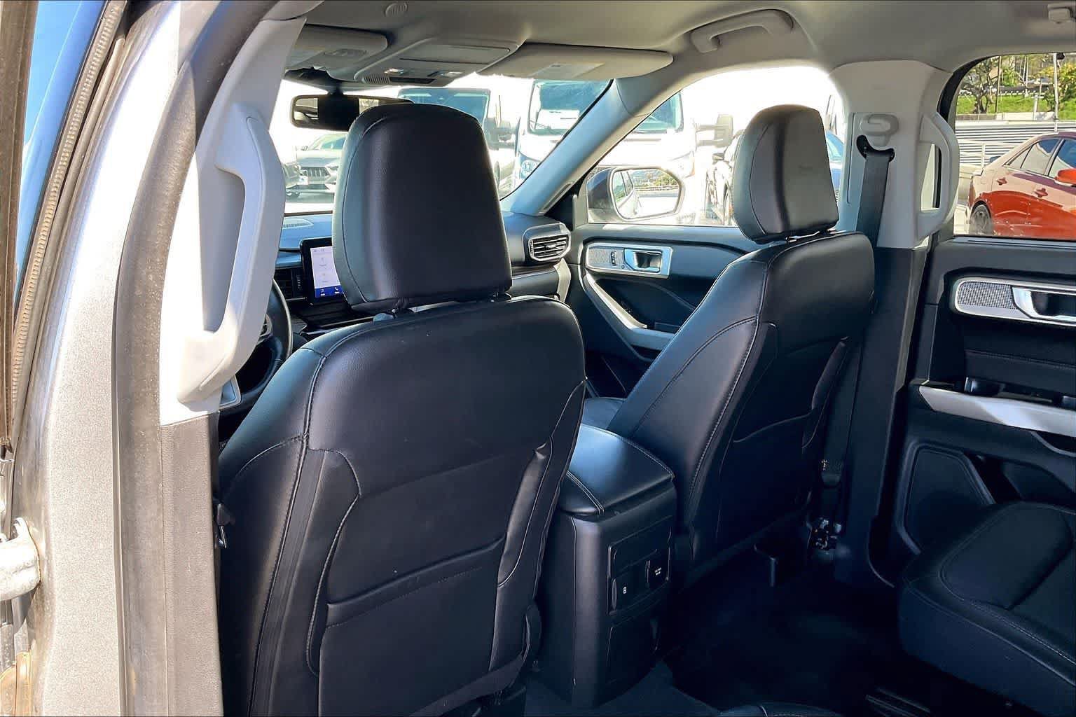 Used 2022 Ford Explorer Limited w/ Equipment Group 301A RWD image 12