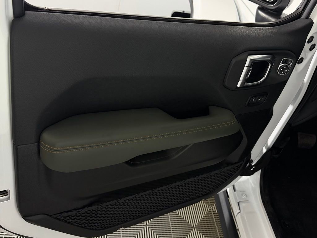 Used 2025 Jeep Gladiator Mojave AWD/4WD image 26