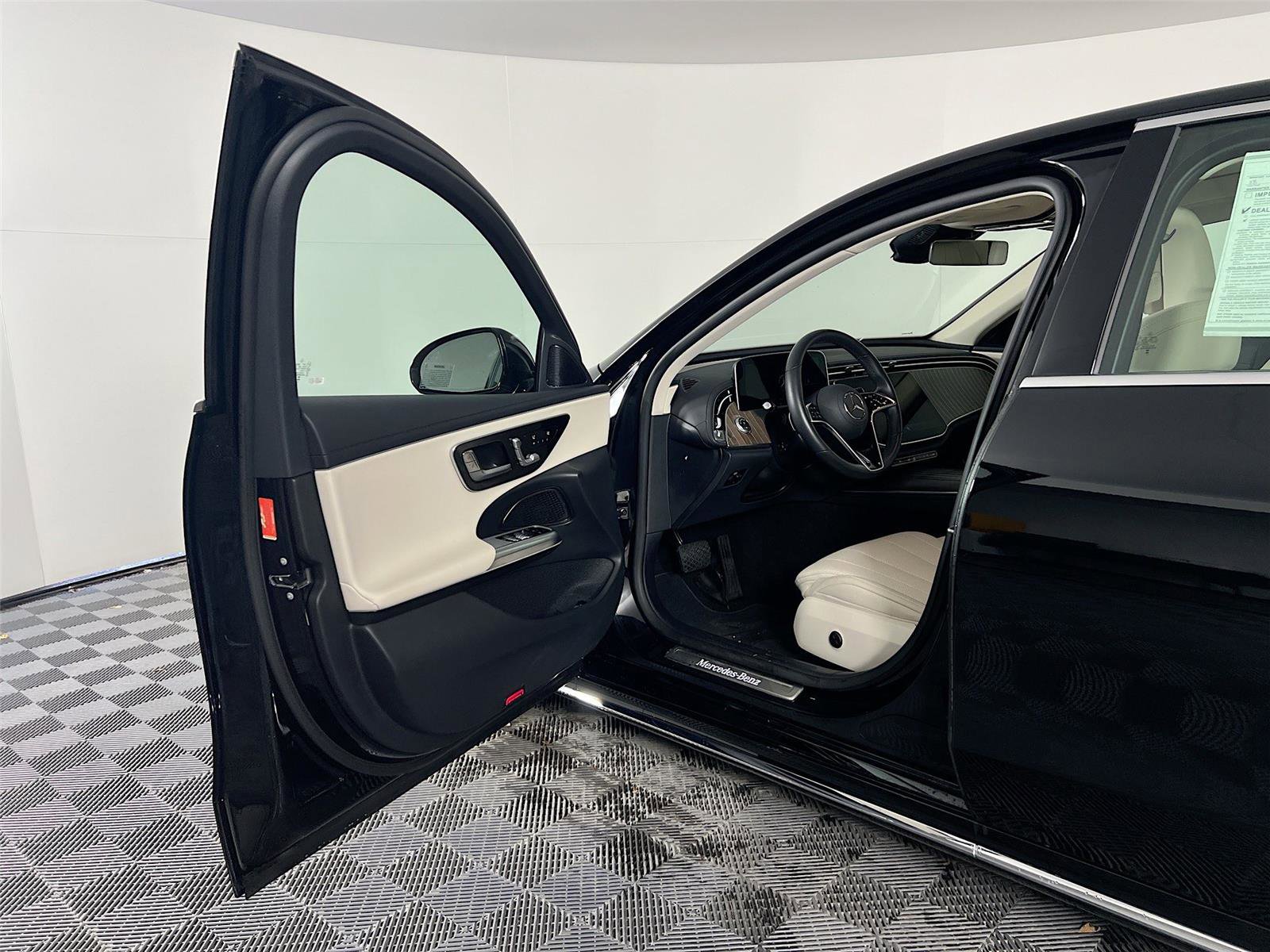 Used 2025 Mercedes-Benz E 350 4MATIC Sedan image 16