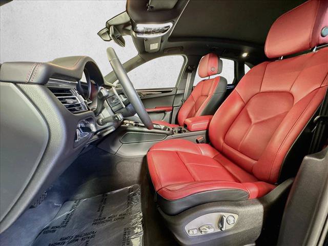 Certified 2026 Porsche Macan AWD/4WD image 5