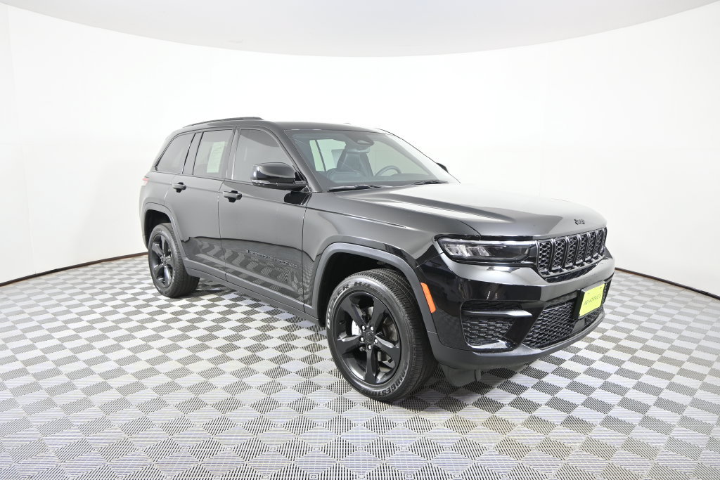 Used 2023 Jeep Grand Cherokee Altitude AWD/4WD image 9