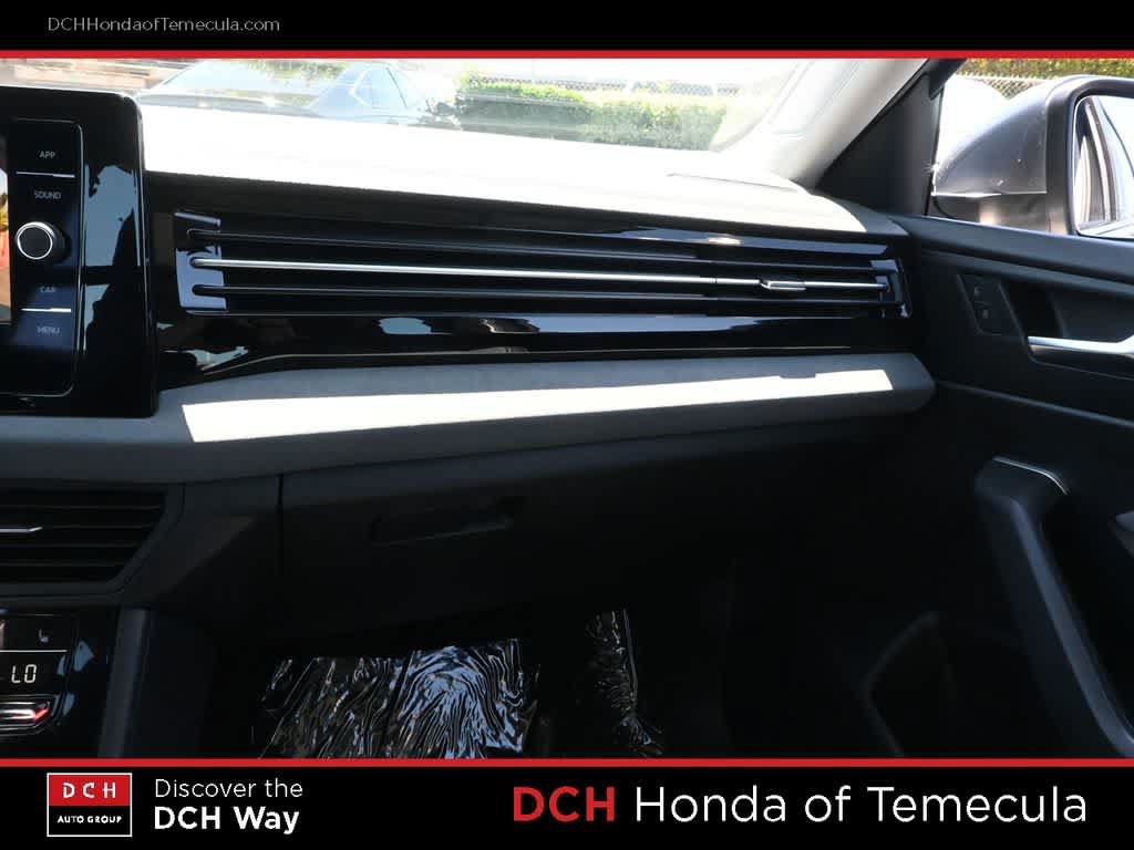 Used 2025 Volkswagen Jetta SE FWD image 14