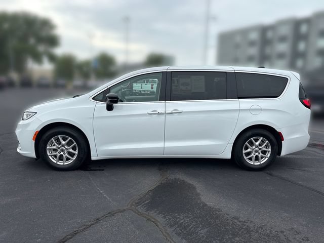 Used 2024 Chrysler Pacifica Touring-L FWD image 2