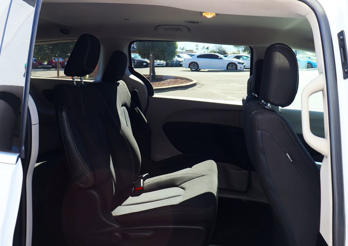 Used 2020 Chrysler Voyager L FWD image 27