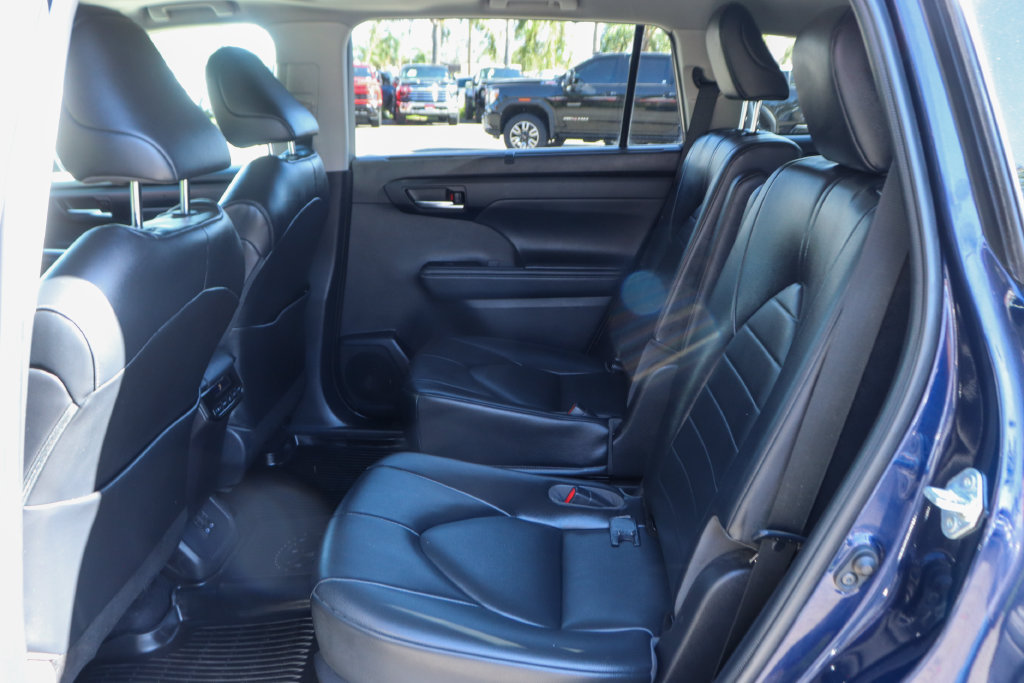 Used 2022 Toyota Highlander XLE AWD/4WD image 37