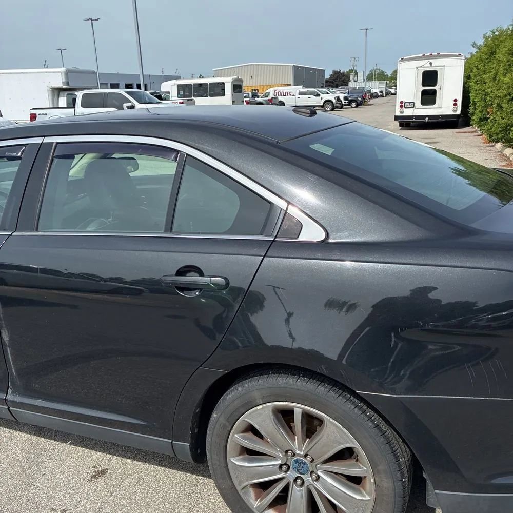 Used 2010 Ford Taurus Limited AWD/4WD image 6
