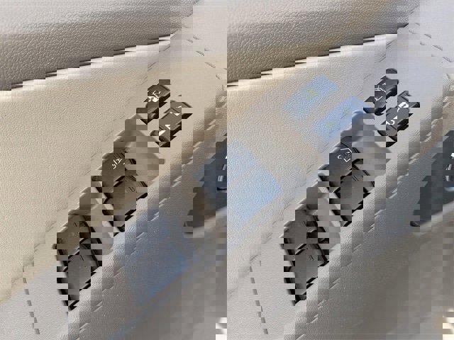 Used 2014 Nissan Frontier SL w/ SL Moonroof Package image 32