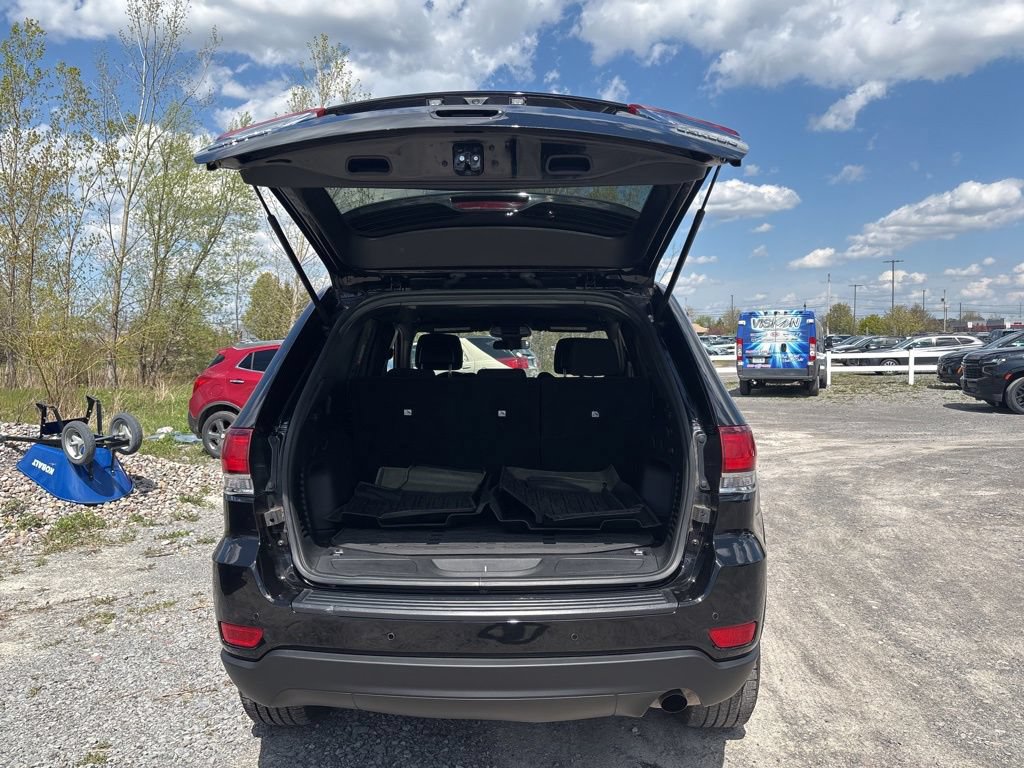 Used 2021 Jeep Grand Cherokee Laredo AWD/4WD image 13