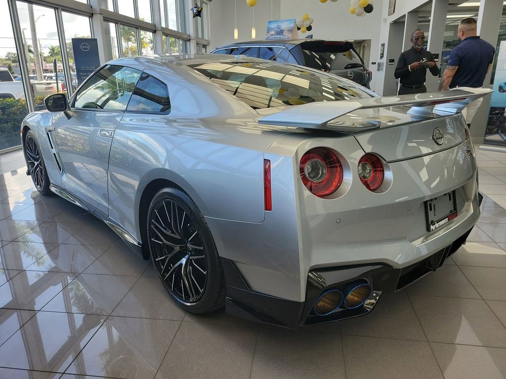 Used 2024 Nissan GT-R Premium w/ Premium Interior Package image 6