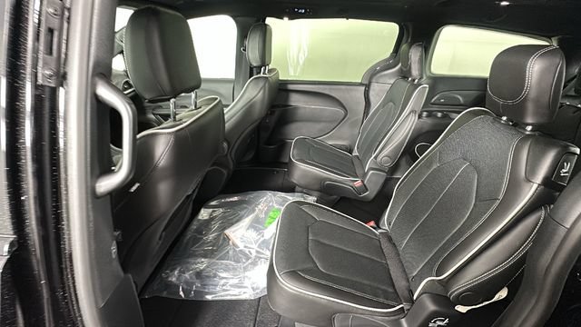 New 2027 Chrysler Pacifica Limited w/ S Appearance Package AWD/4WD image 15