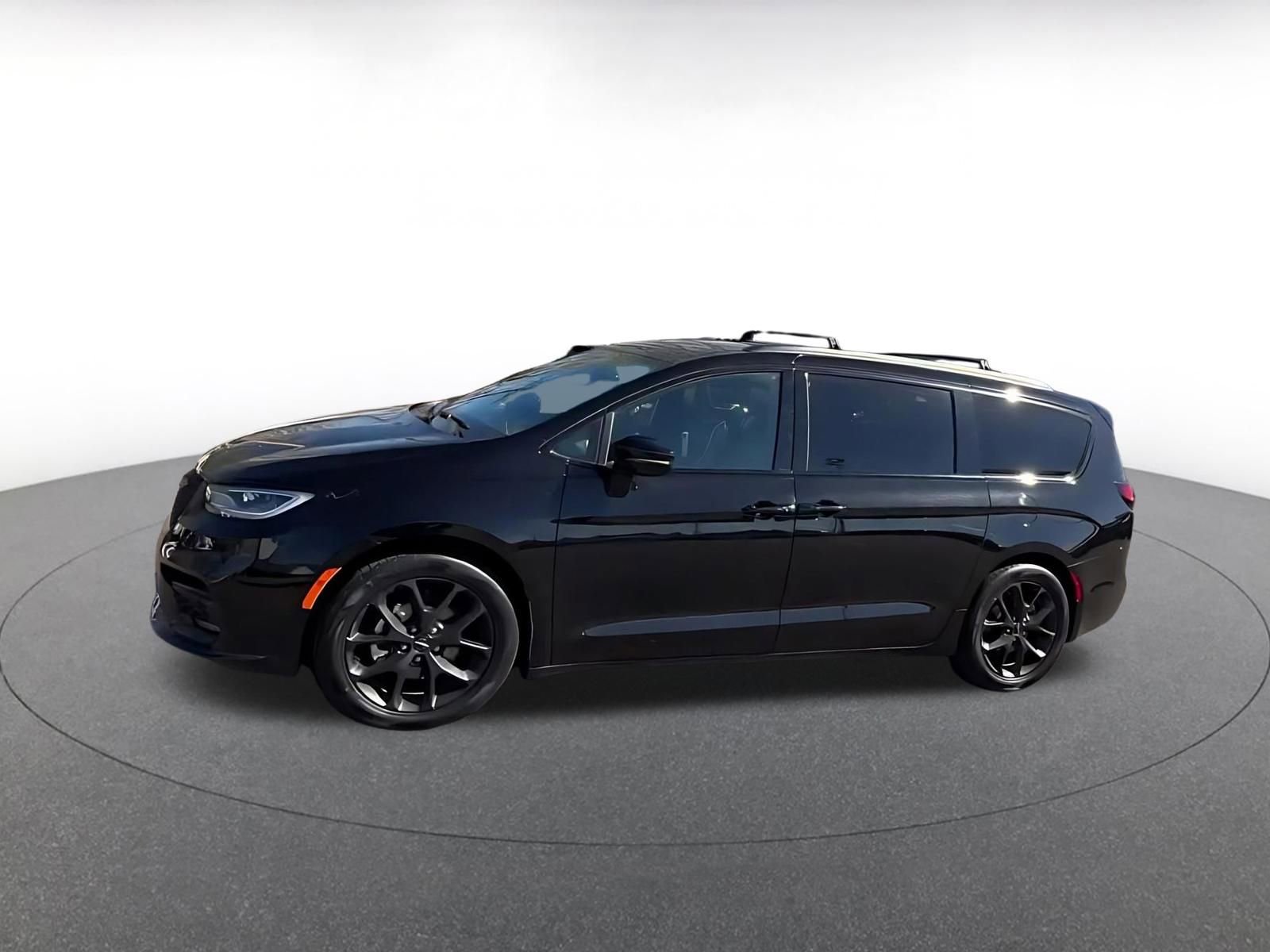 Used 2025 Chrysler Pacifica Limited image 4