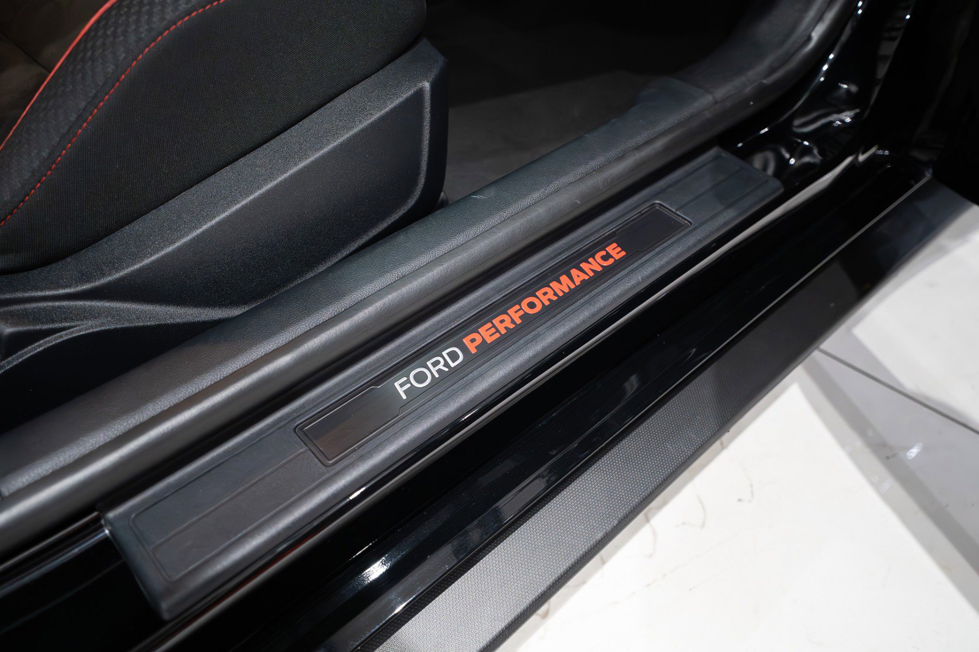 Used 2019 Ford Mustang Shelby GT350R w/ GT350R Equipment Group 920A RWD image 21