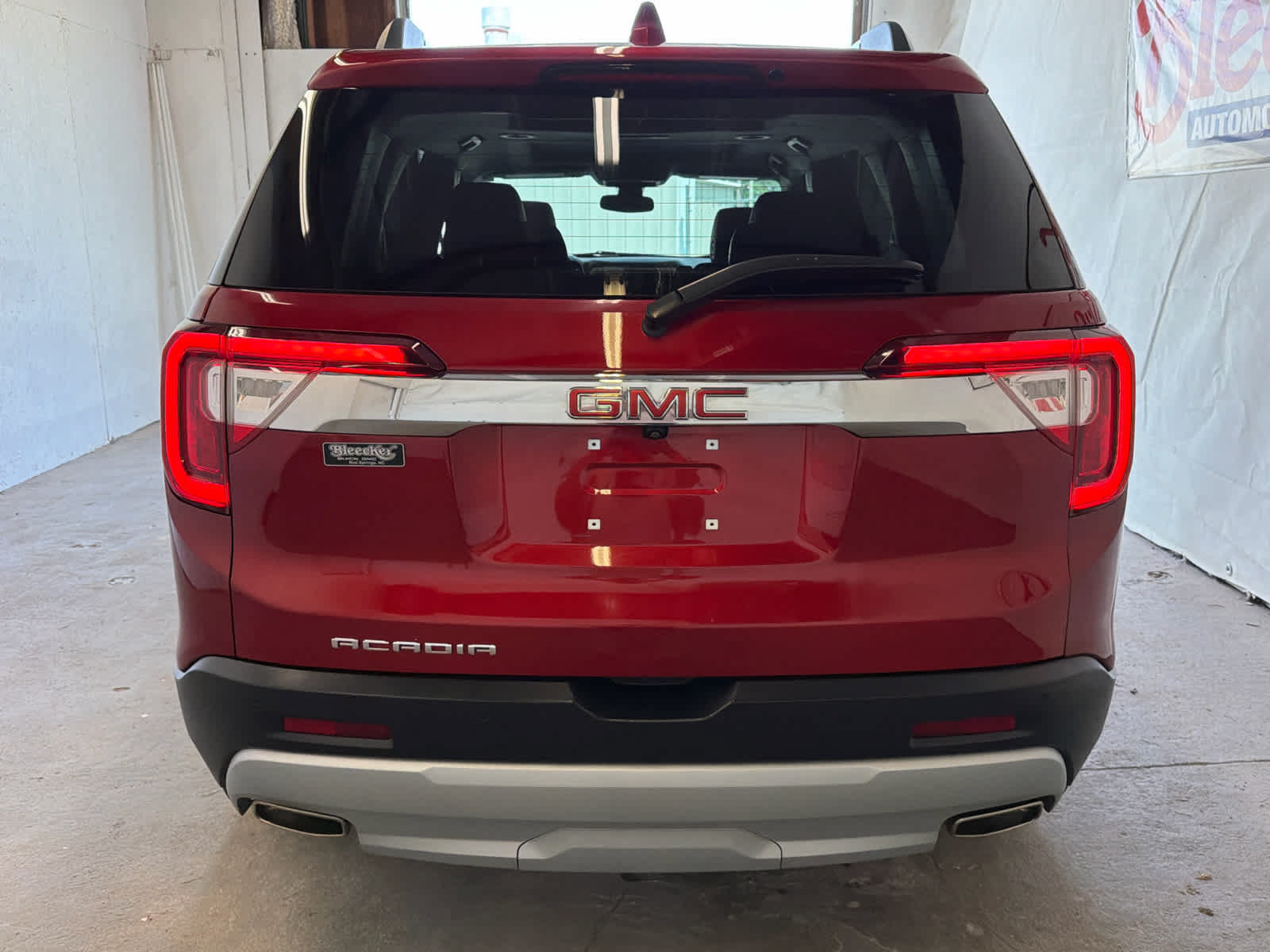 Used 2023 GMC Acadia SLT FWD image 6