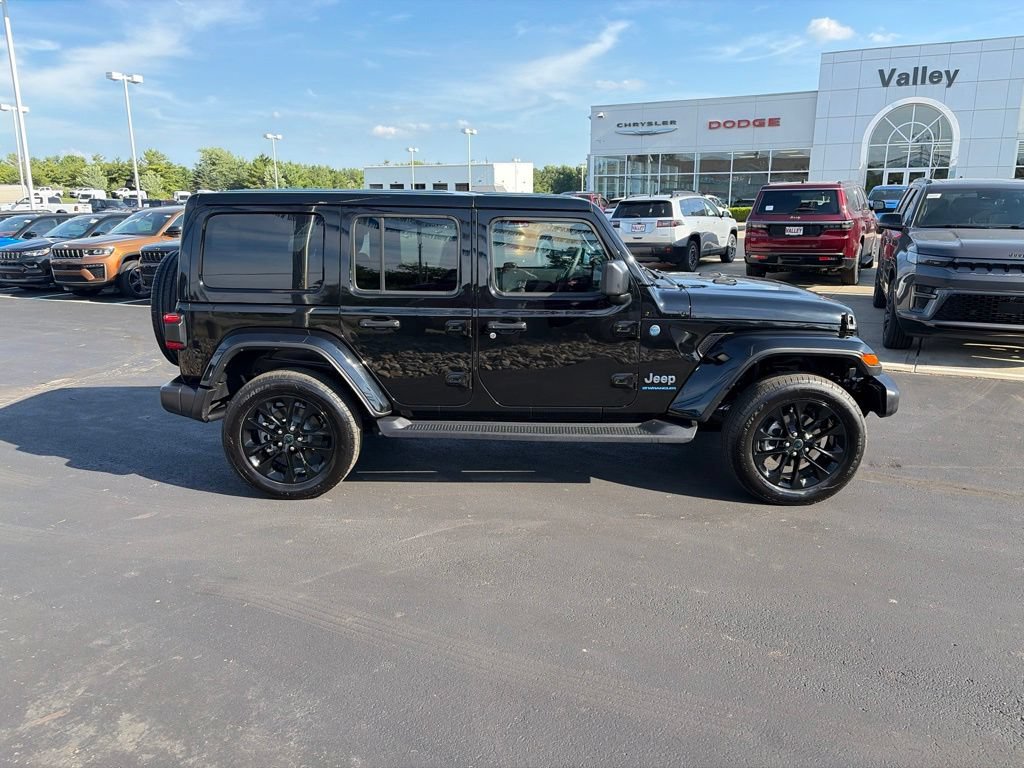 Used 2025 Jeep Wrangler Unlimited Sahara AWD/4WD image 8