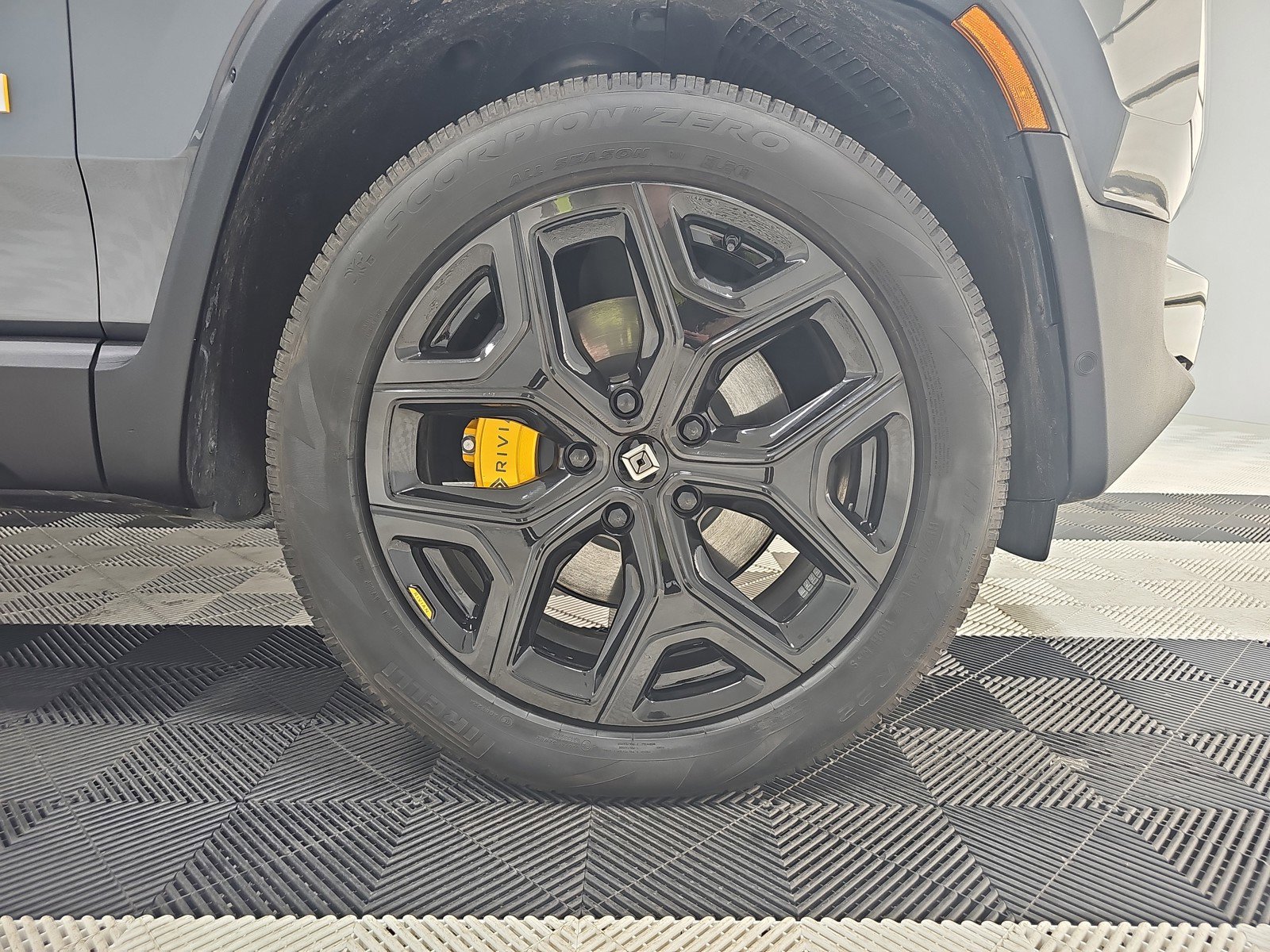 Used 2024 Rivian R1S Adventure image 11