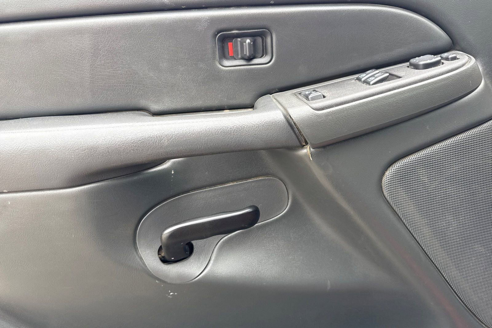 Used 2006 GMC Sierra 2500 SLE w/ Skid Plate Package image 8