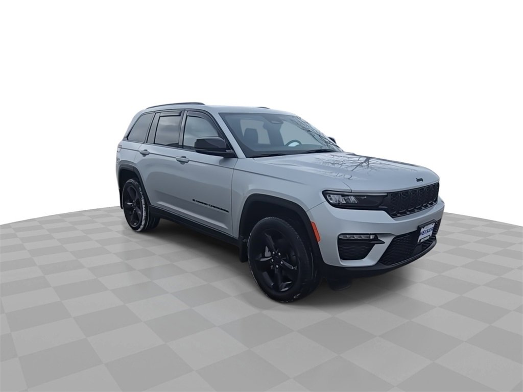 Used 2025 Jeep Grand Cherokee Limited w/ Black Appearance Package image 2