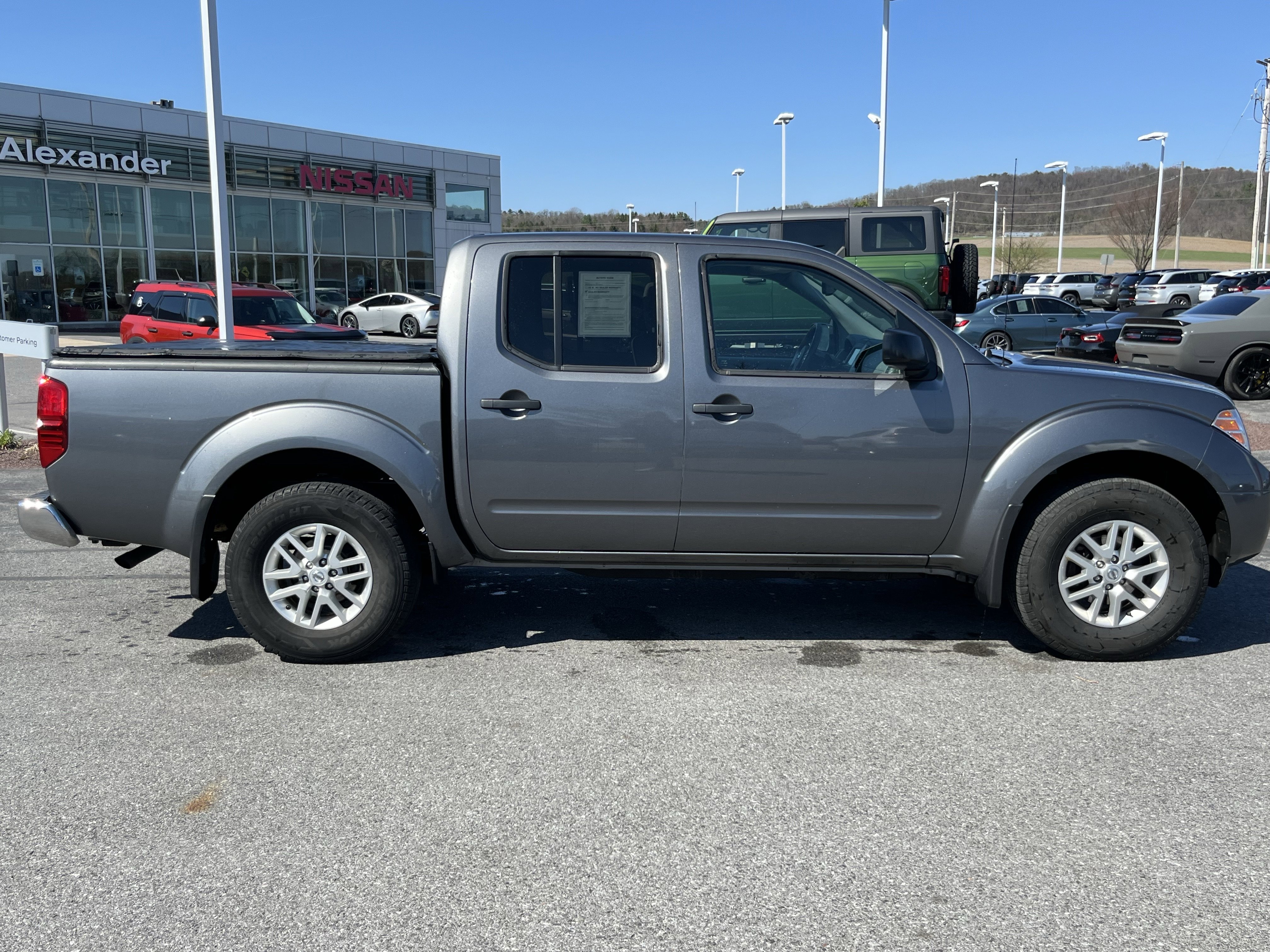 Used 2020 Nissan Frontier SV image 2
