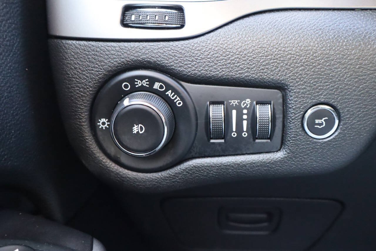 Used 2019 Jeep Cherokee Limited AWD/4WD image 14