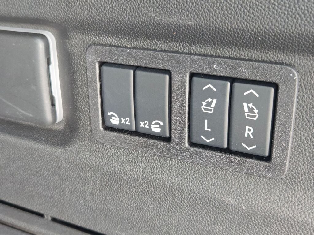 Used 2026 Chevrolet Suburban Premier AWD/4WD image 19