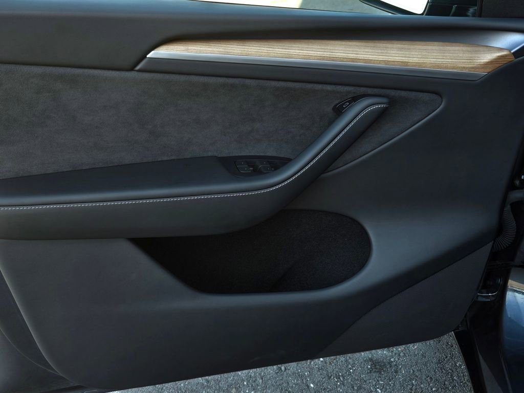 Used 2023 Tesla Model Y Long Range image 10