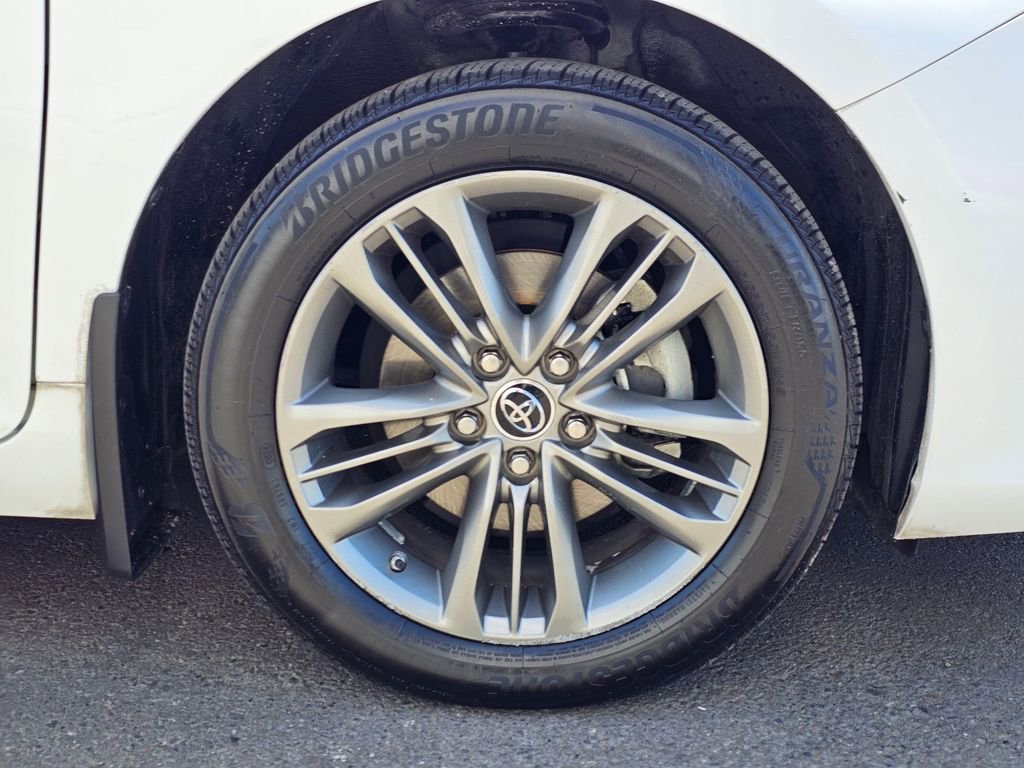 Used 2015 Toyota Camry SE w/ Moonroof Package FWD image 17