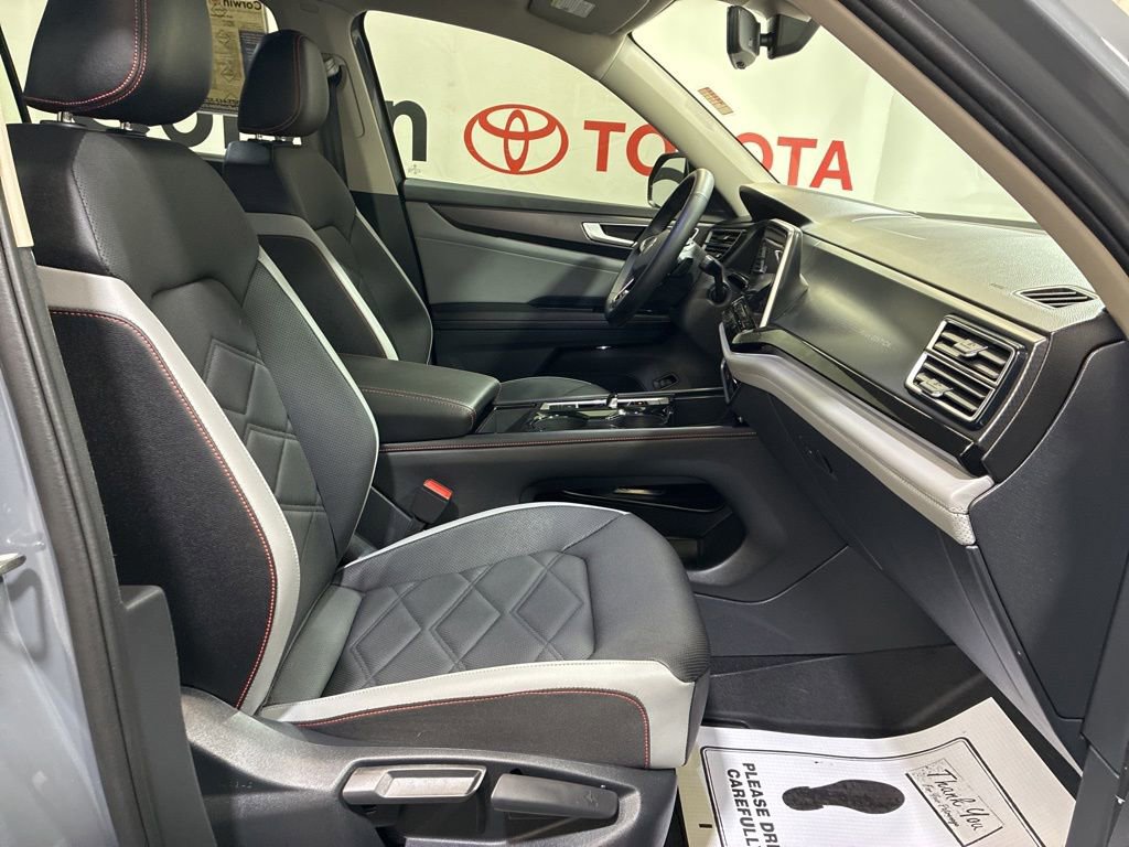 Used 2025 Volkswagen Atlas Peak Edition SE AWD/4WD image 12