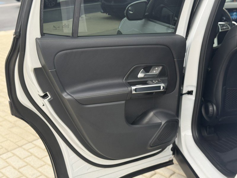 Used 2022 Mercedes-Benz GLB 250 4MATIC image 14