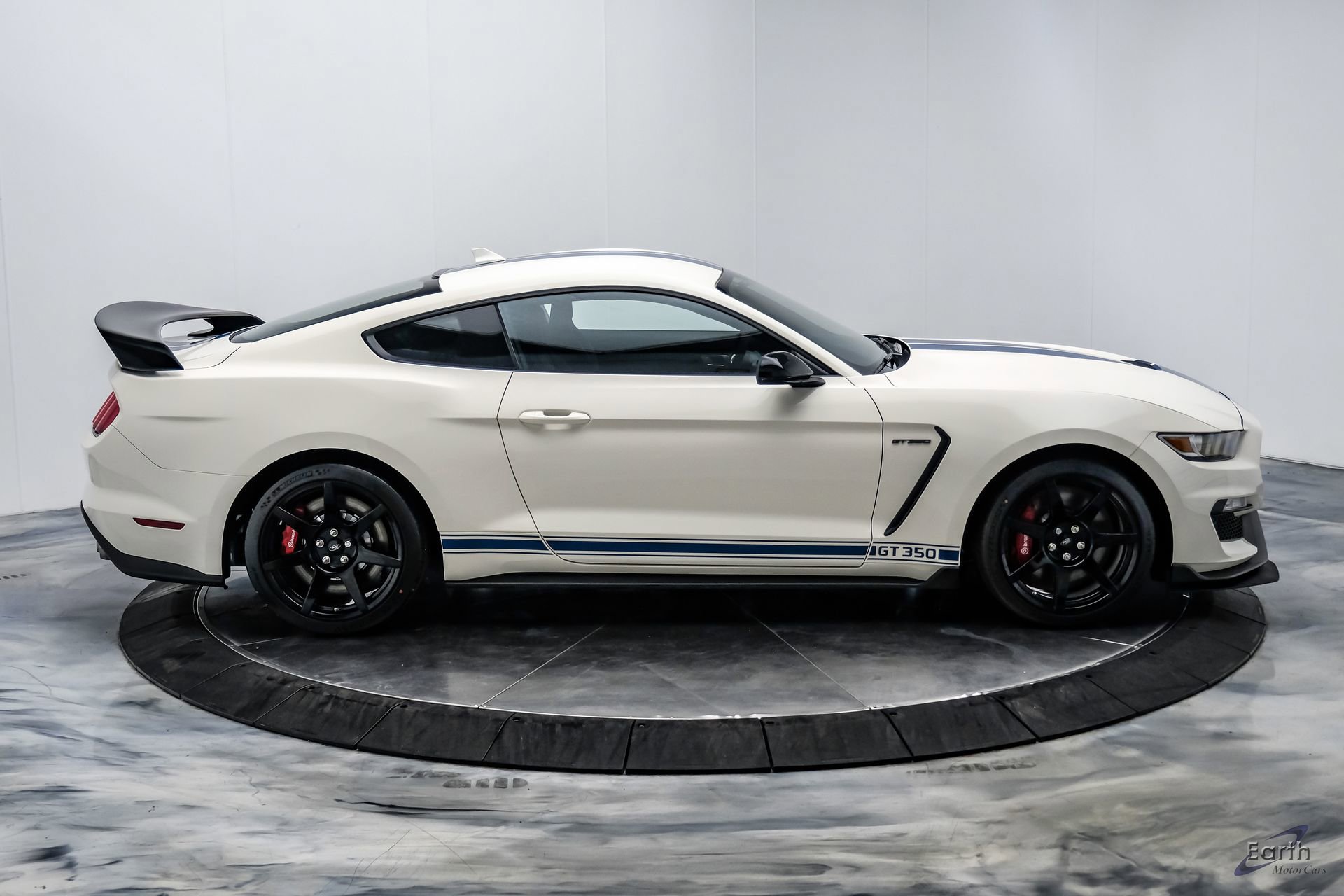 Used 2020 Ford Mustang Shelby GT350R w/ GT350R Equipment Group 920A RWD image 26