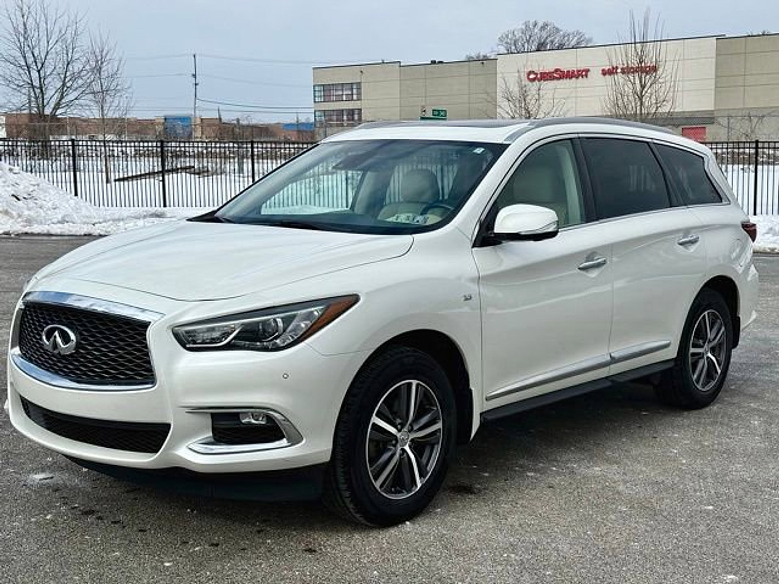 Used 2019 INFINITI QX60 Luxe w/ Essential Package image 3