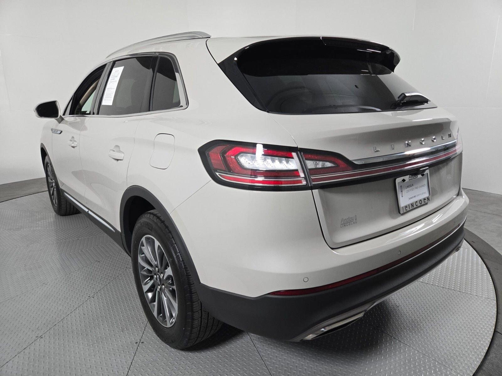 Certified 2022 Lincoln Nautilus AWD w/ Premium Package image 6
