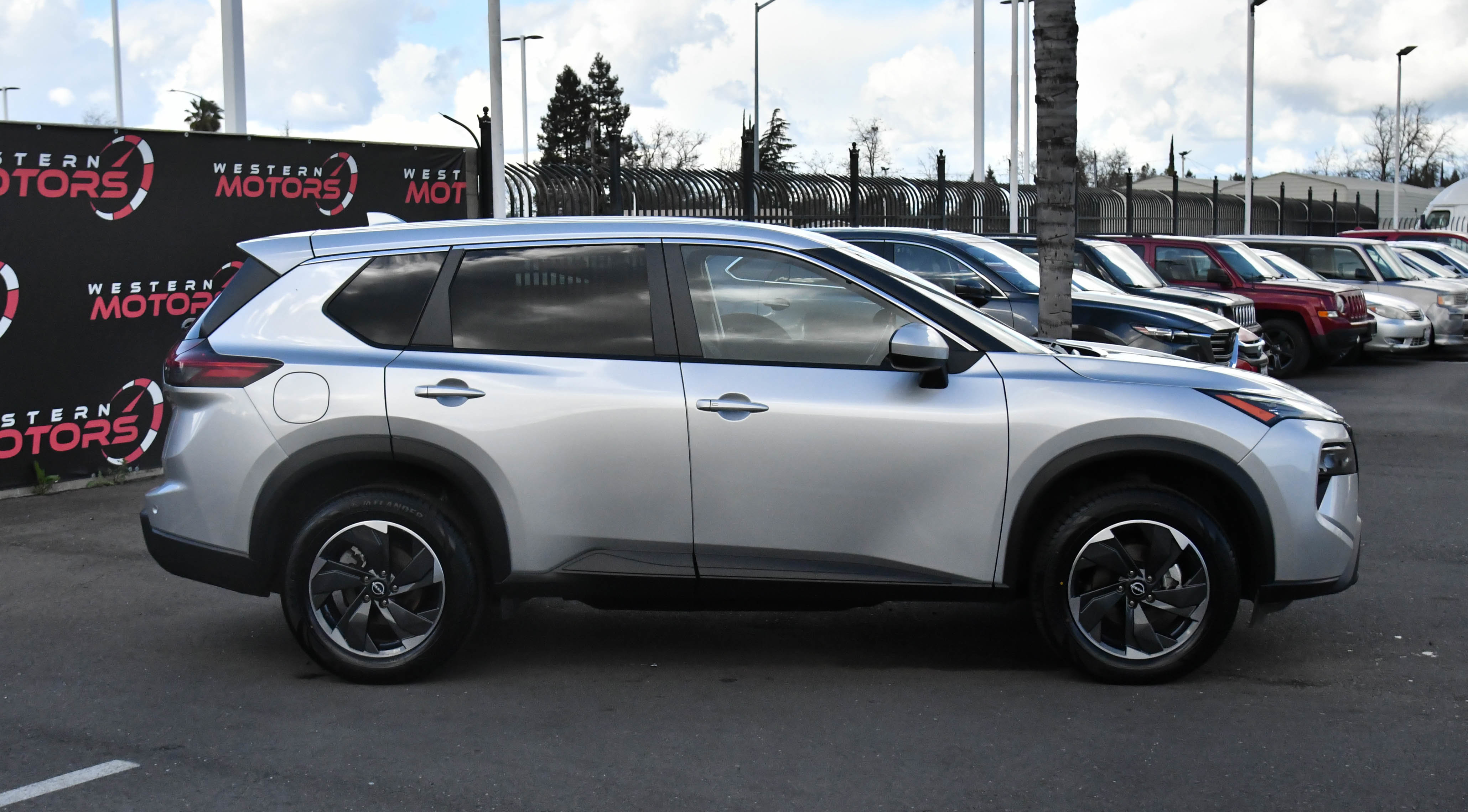 Used 2024 Nissan Rogue SV image 9