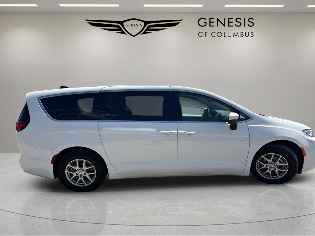 Used 2023 Chrysler Pacifica Touring-L FWD image 5