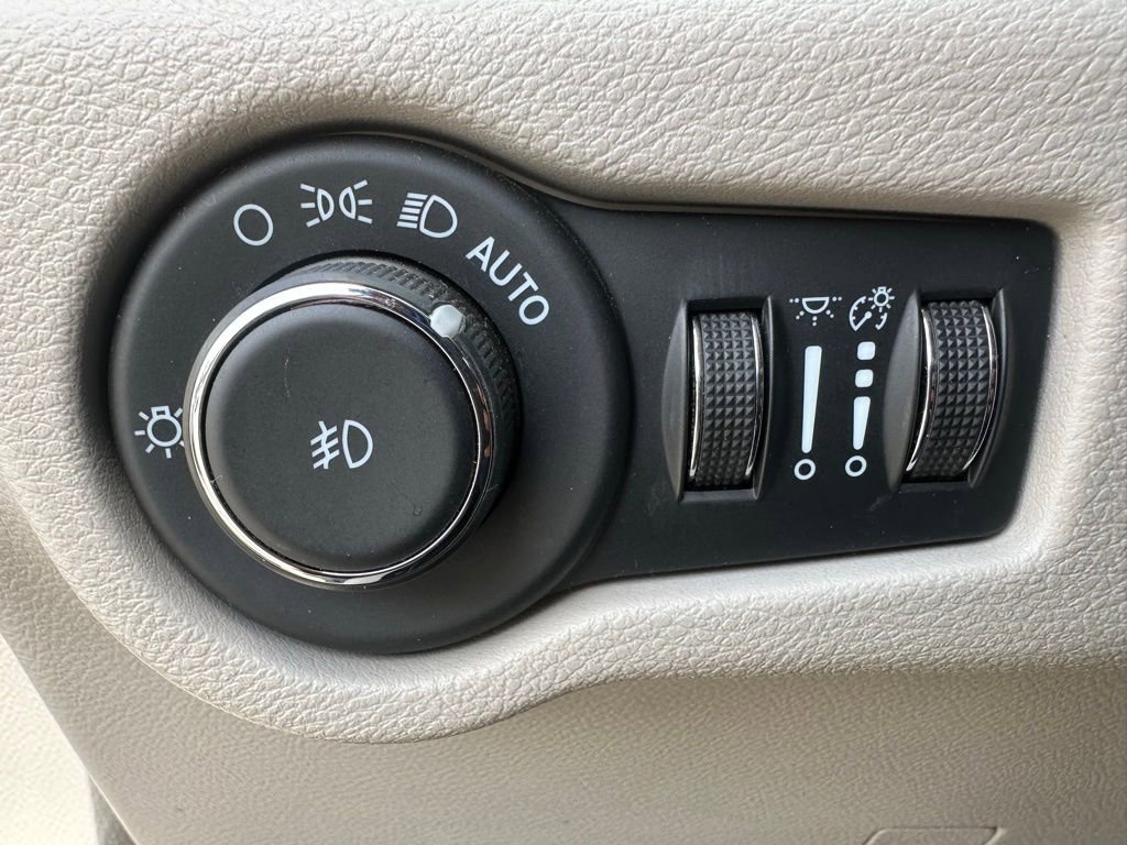 Used 2023 Chrysler Pacifica Touring-L FWD image 21
