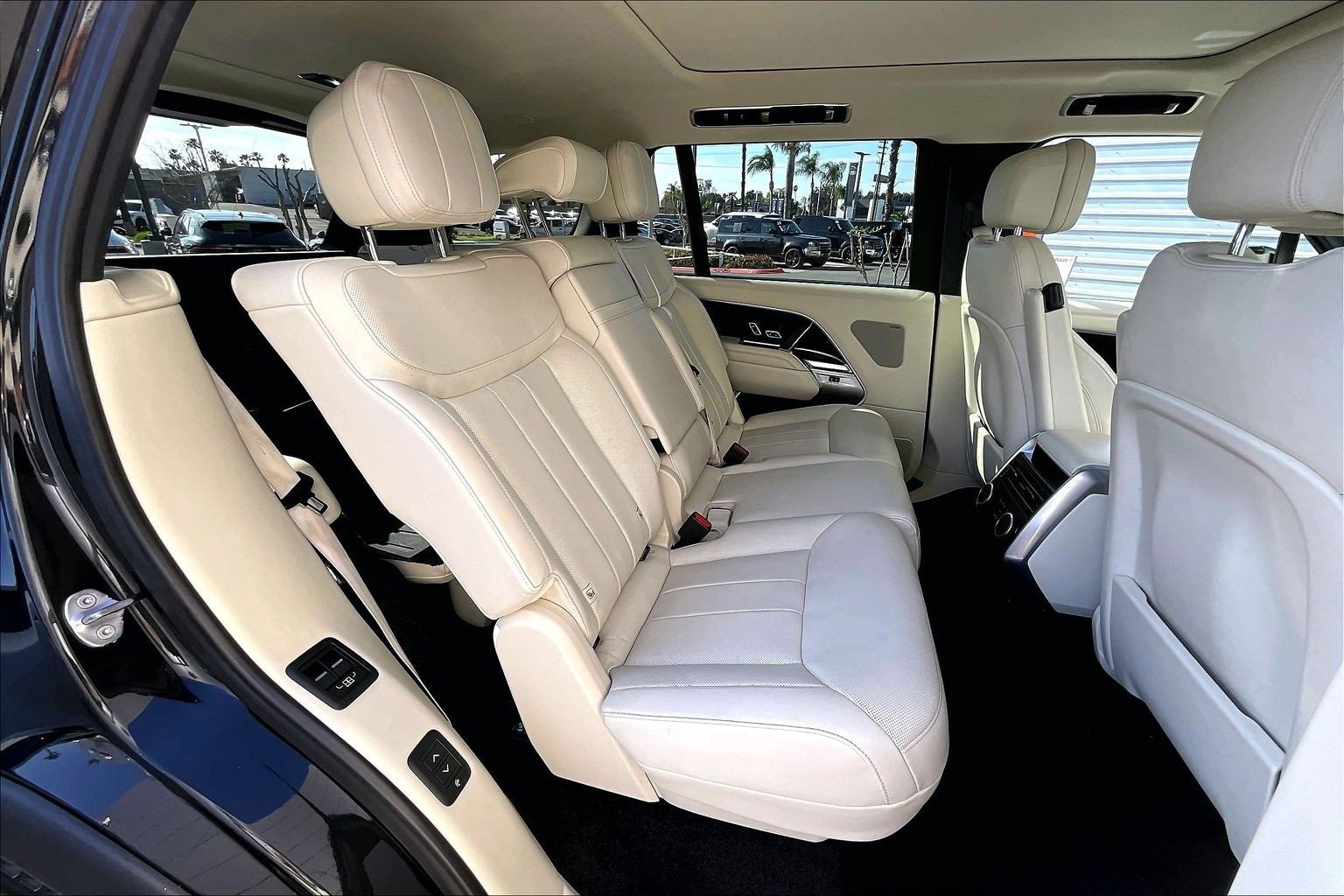 Used 2023 Land Rover Range Rover Long Wheelbase SE image 26