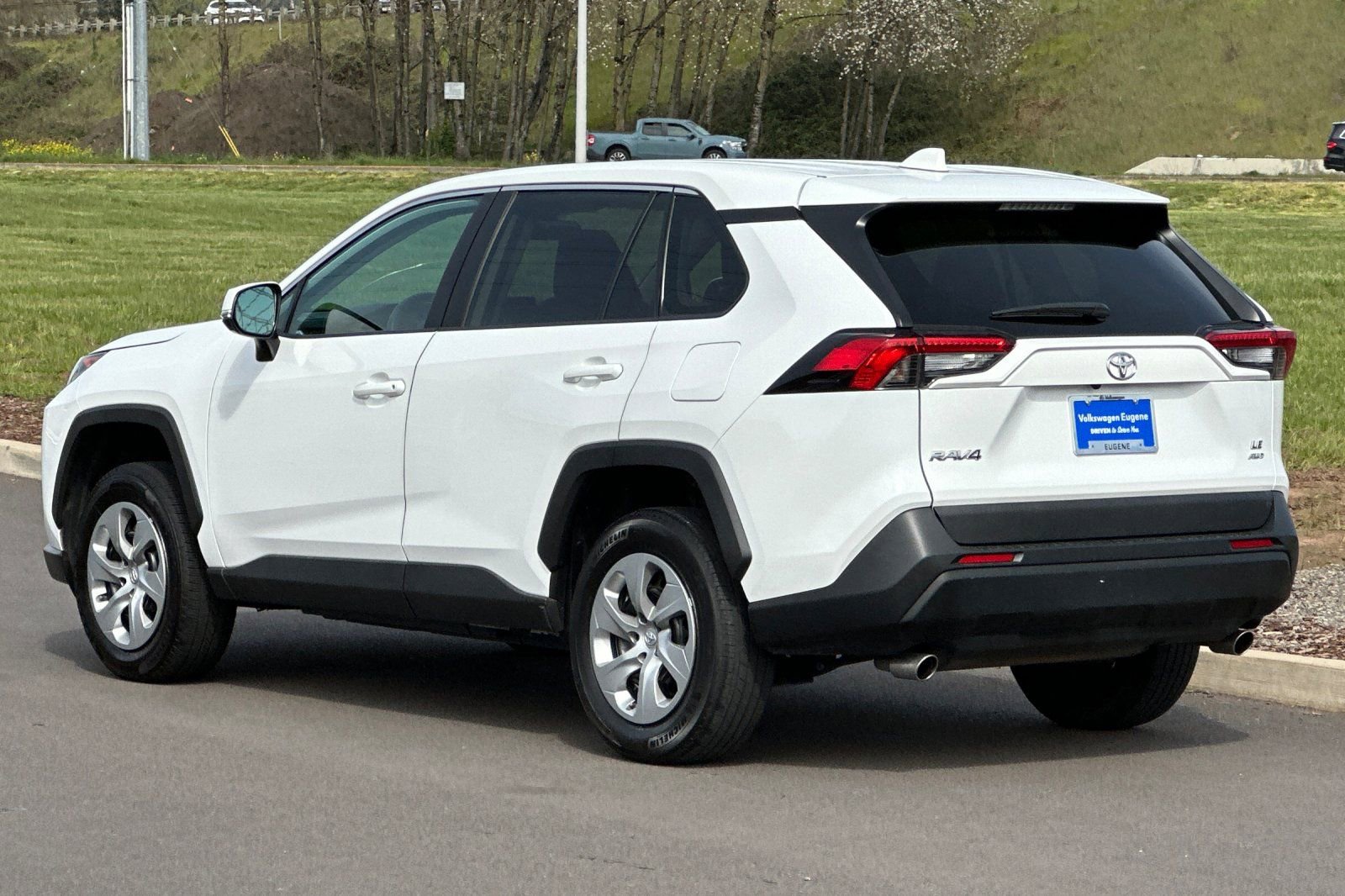 Used 2022 Toyota RAV4 LE AWD/4WD image 5