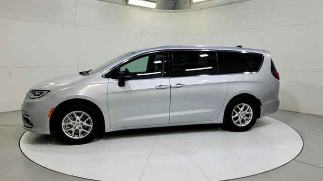 Used 2024 Chrysler Pacifica Touring-L FWD image 5